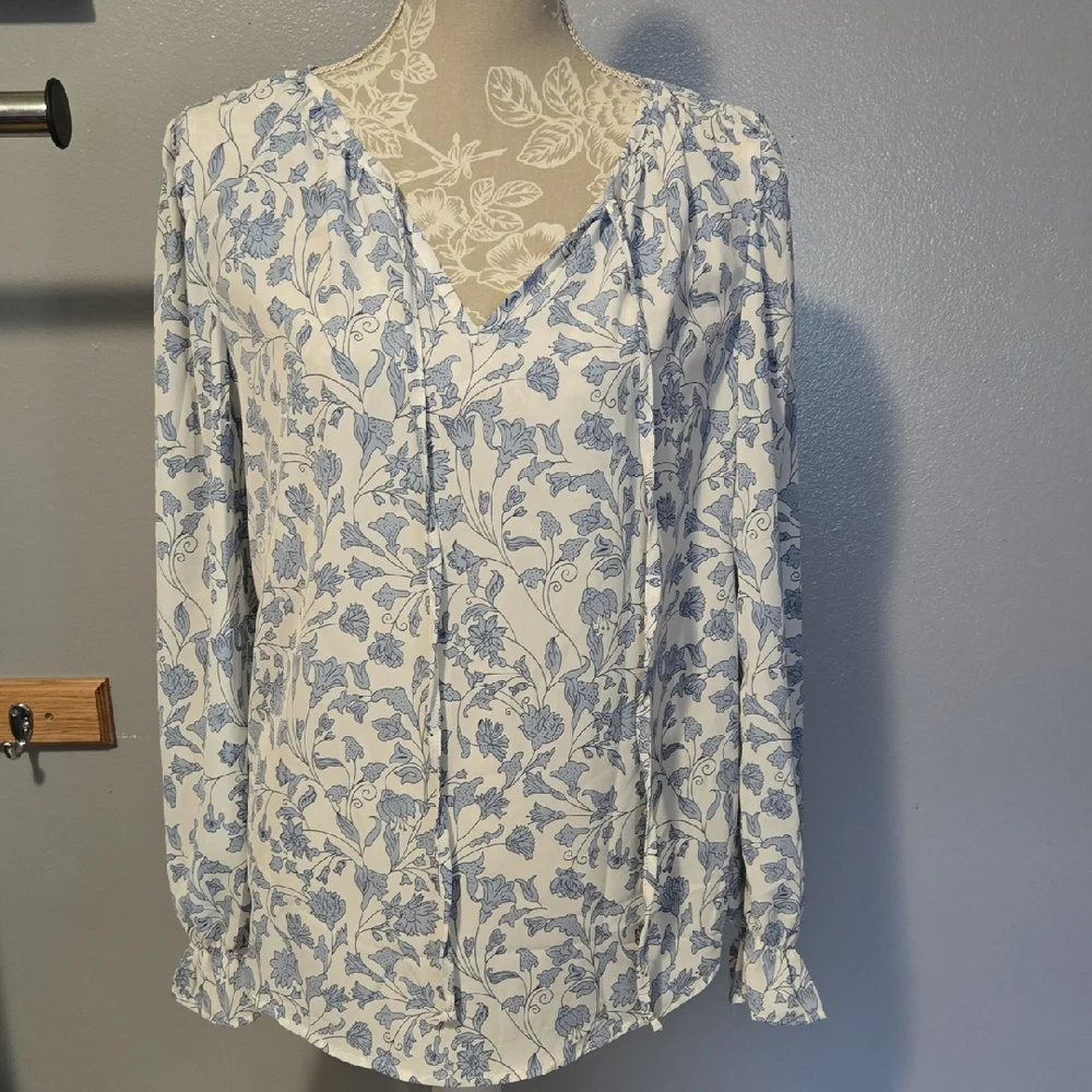 Chic Blue Floral Women's Blouse - Picture 1 of 8